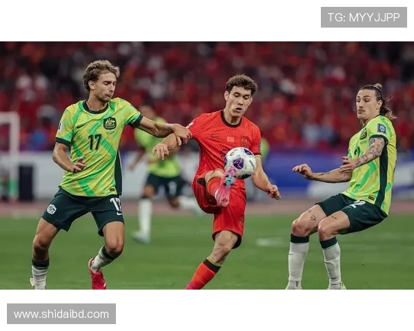 足球场上的拳头之争打架频繁的明星球员盘点与分析