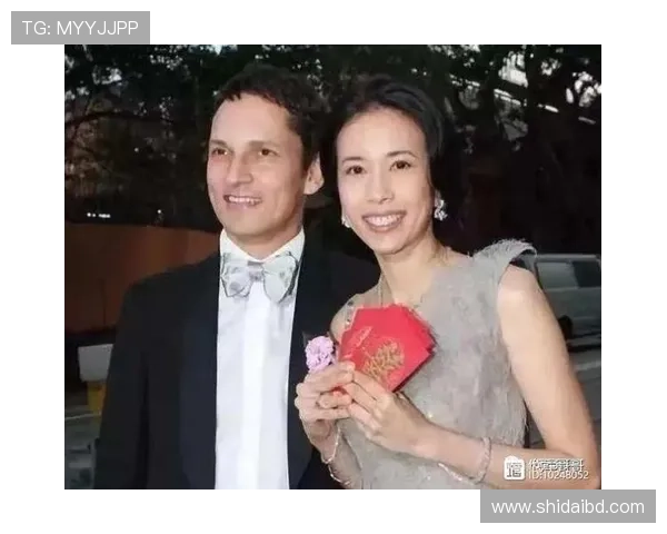 足球明星与美丽女友的浪漫故事揭秘及他们的甜蜜生活瞬间 足球明星与美丽女友的浪漫故事揭秘及他们的甜蜜生活瞬间